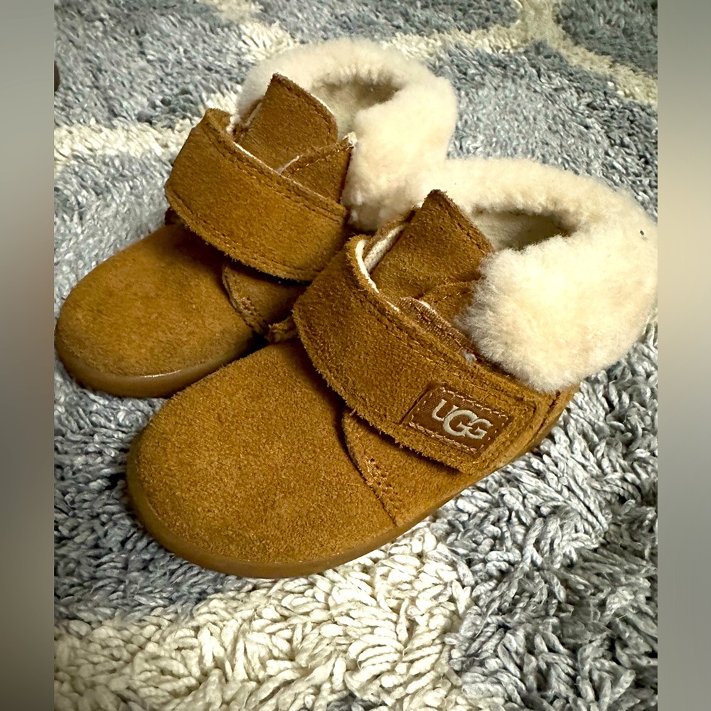 UGGS TODDLER BOOTS SIZE 6